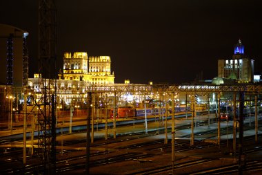 tren istasyonunda gece