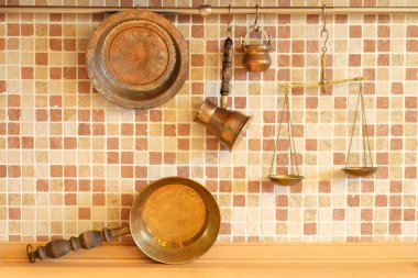 Mutfakta bakır mutfak eşyaları