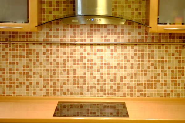 Keuken muur met ventilatie kap en elektrische kookplaat — Stockfoto