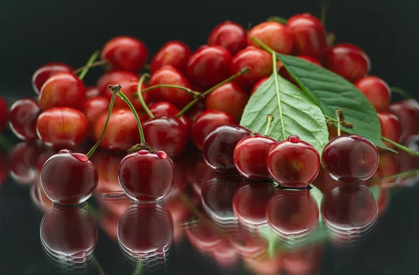Vişneli tatlı, sulu ve yararlı berry — Stok fotoğraf