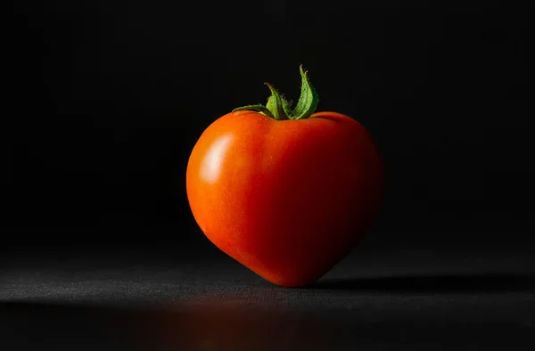 Tomate maduro sobre fondo oscuro — Foto de Stock