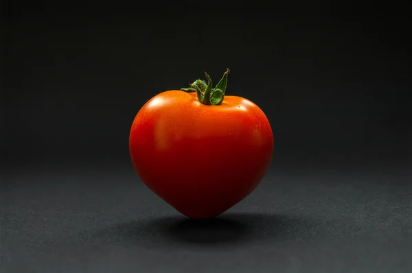 Tomate maduro sobre fondo oscuro — Foto de Stock