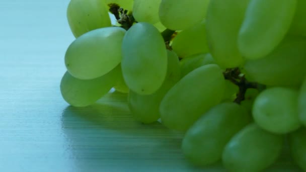 Tros druiven op tafel — Stockvideo