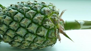 Taze ananas meyve masada