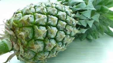 Taze ananas meyve masada