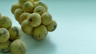 kümeleri lanzones meyve masada