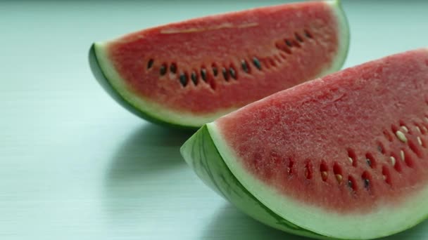 Scheiben Wassermelonenfrüchte auf dem Tisch — Stockvideo