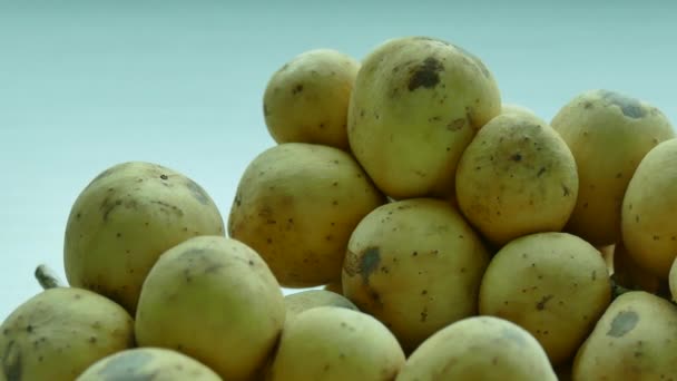 Aglomerados lanzones frutas na mesa — Vídeo de Stock