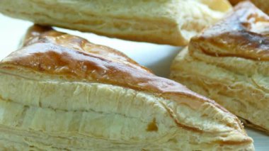 Taze pişmiş kruvasan.