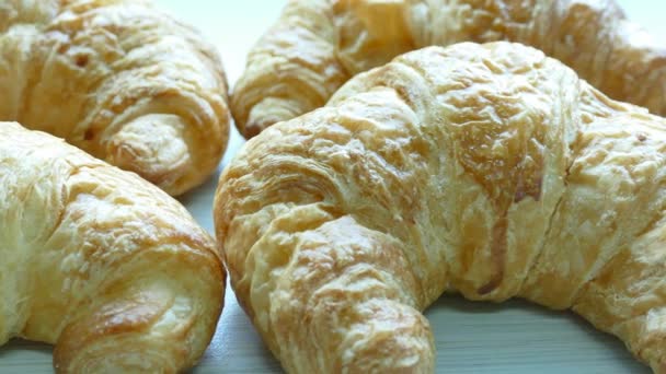 Färska bakade croissanter — Stockvideo