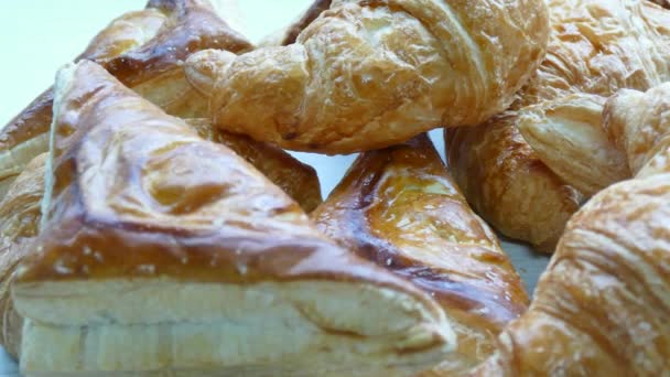 Čerstvé pečené croissanty — Stock video