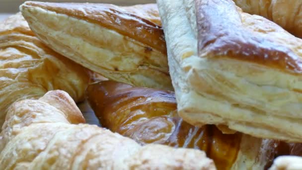 Čerstvé pečené croissanty — Stock video