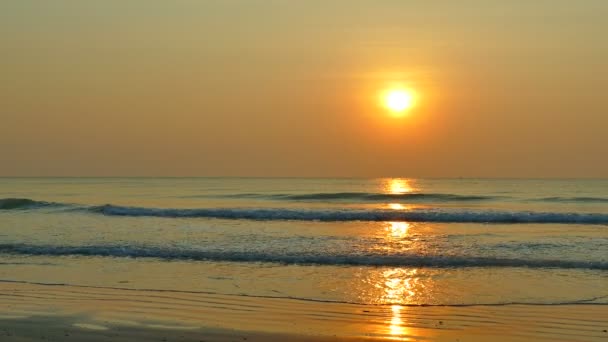 Apus de soare pe plajă și mare — Videoclip de stoc