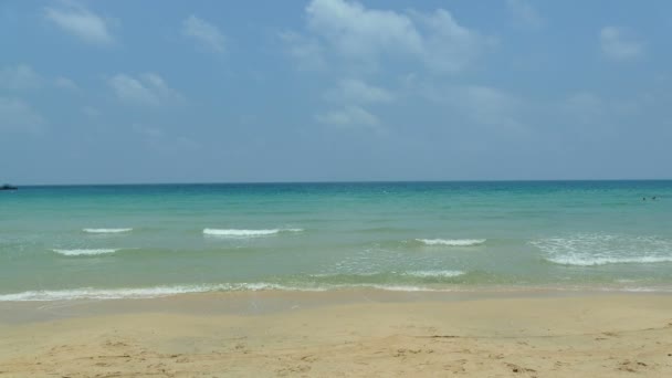 Olas del mar rodar en la playa — Vídeo de stock