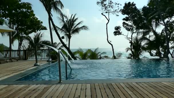 Piscina no hotel — Vídeo de Stock