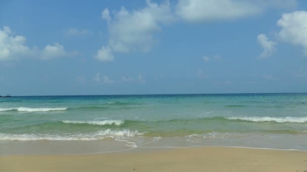 Ondas do mar rolam na praia — Vídeo de Stock