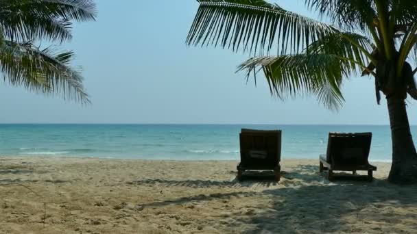 Tumbonas con mar y playa — Vídeo de stock