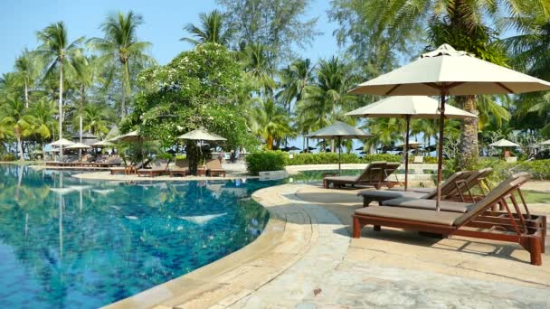 Piscina en el hotel — Vídeos de Stock