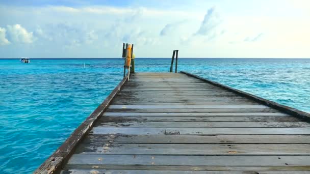 Deck na bela ilha de Maldivas — Vídeo de Stock