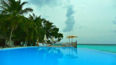 Otelde yüzme havuzu