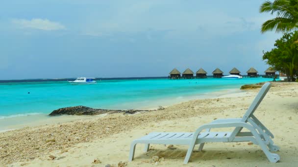 Liegestuhl mit Meer und Strand — Stockvideo