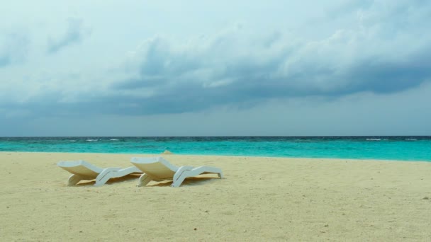 Liegestühle mit Meer und Strand — Stockvideo