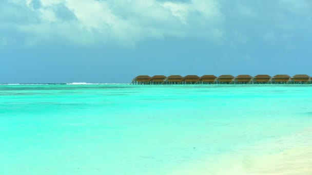 Όμορφη Μαλδίβες νησί με ωκεανό — Αρχείο Βίντεο
