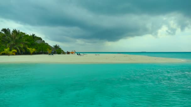 Tumbonas con mar y playa — Vídeos de Stock