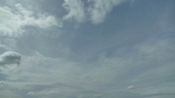 Σύννεφα που κινούνται στο γαλάζιο του ουρανού — Αρχείο Βίντεο