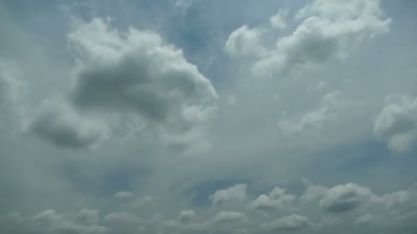 เมฆเคลื่อนที่บนท้องฟ้าสีฟ้า — วีดีโอสต็อก