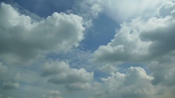 Nuvens movendo-se no céu azul — Vídeo de Stock