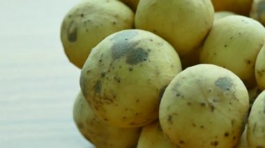 Tablo Longkong meyve kümelerde