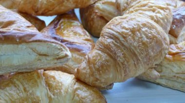 Taze pişmiş kruvasan.