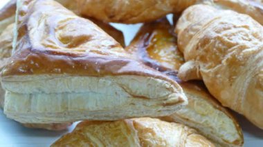 Taze pişmiş kruvasan.