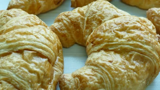 Färska bakade croissanter — Stockvideo