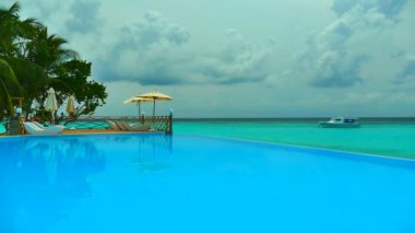 Otelde yüzme havuzu