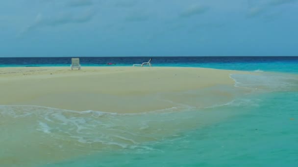 Chaises longues avec mer et plage — Video