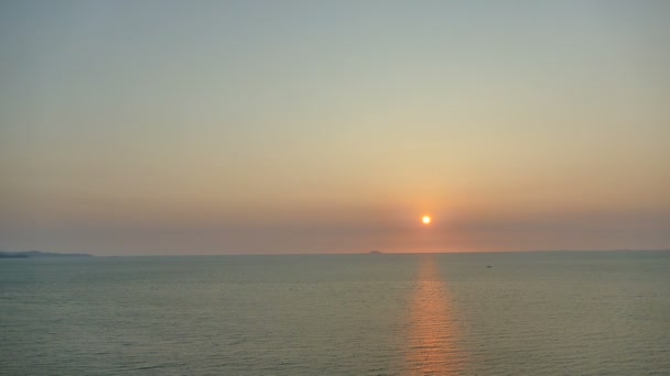 Coucher de soleil sur la plage et la mer — Video