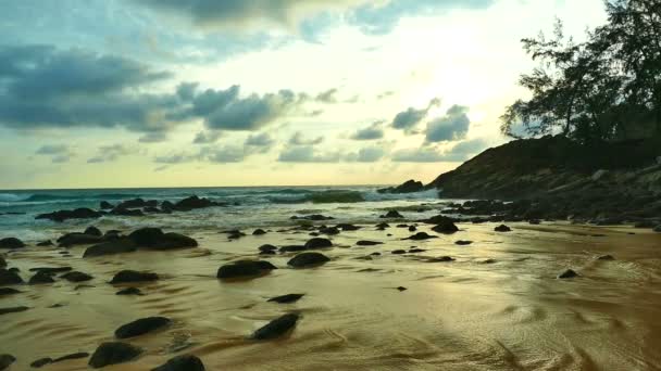 Sonnenuntergang am Strand und Meer — Stockvideo