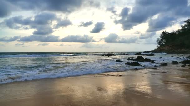 Puesta de sol en la playa y el mar — Vídeo de stock