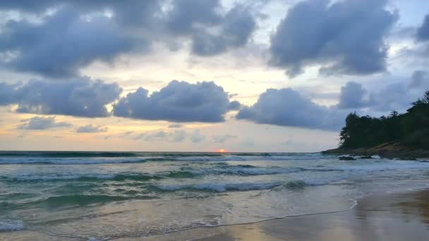 Puesta de sol en la playa y el mar — Vídeo de stock