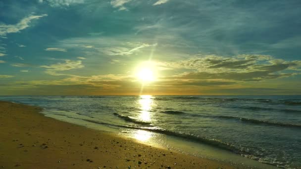 Zonsondergang op het strand en de zee — Stockvideo