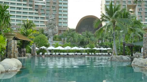 Piscina en el hotel — Vídeo de stock