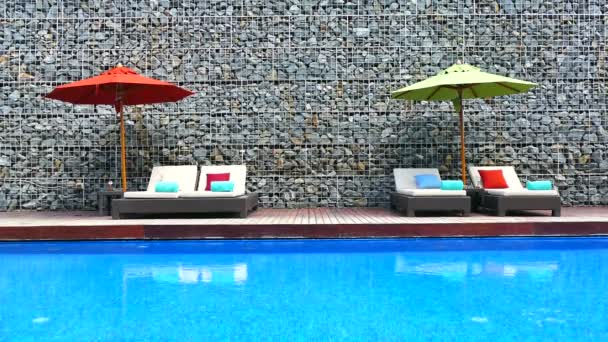 Zwembad in het hotel — Stockvideo