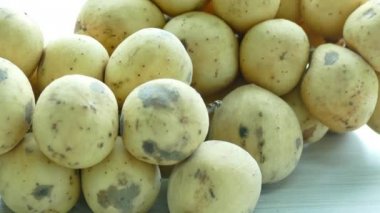 Tablo Longkong meyve kümelerde