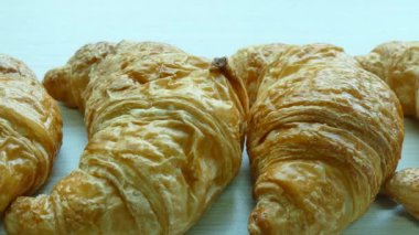 Taze pişmiş kruvasan.