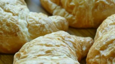 Taze pişmiş kruvasan.