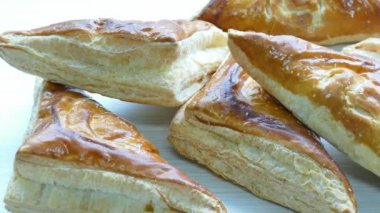 Taze pişmiş kruvasan.