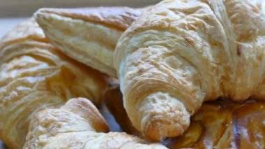 Taze pişmiş kruvasan.