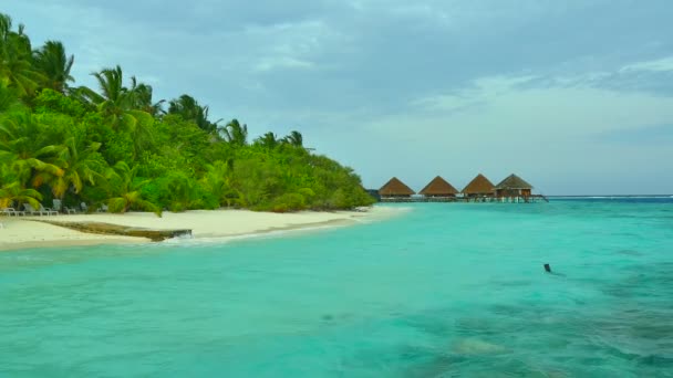 Mooie Maldiven island met Oceaan — Stockvideo